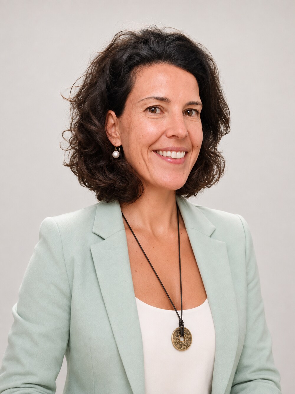 Retrato de Margarida Rocha, de blazer verde-claro e top branco